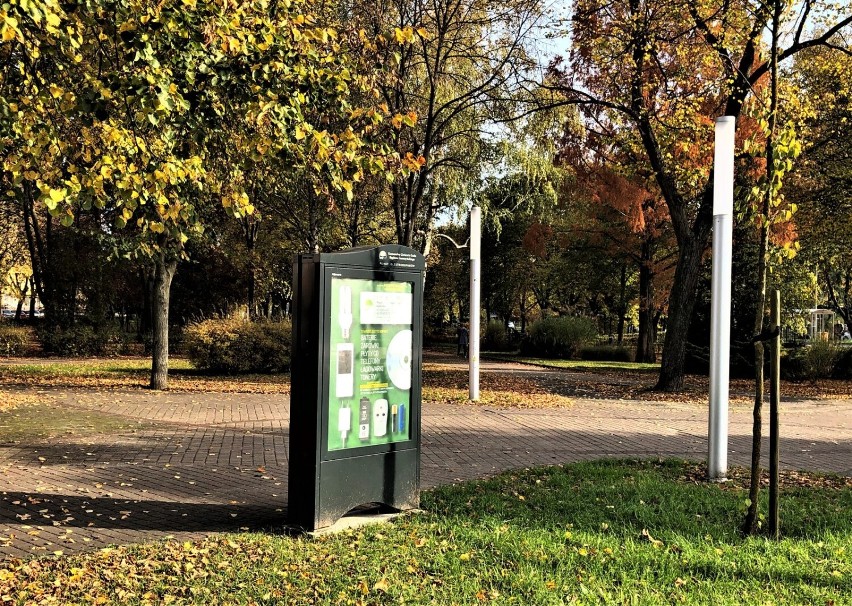 Pojemnik na elektroodpady w Parku Jonstona w Lesznie. Miejsce w centrum miasta pomaga pozbyć się elektroodpadów