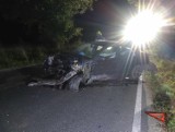 Samochód osobowy uderzył w drzewo na trasie Jaszkowo - Góra. Trzy osoby zostały poszkodowane [zdjęcia]