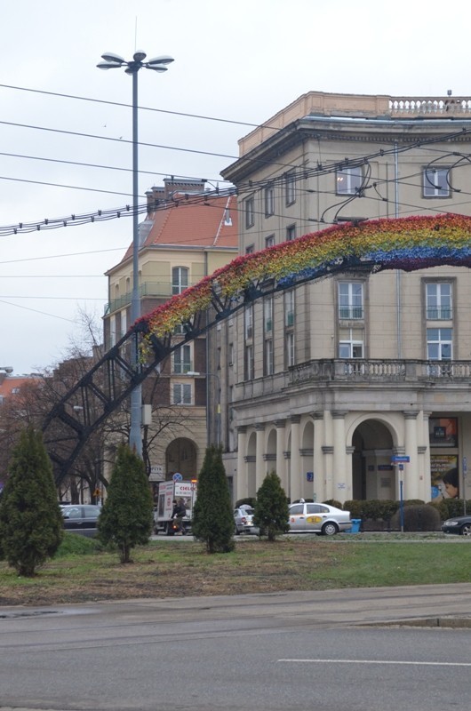 Znów podpalili &quot;Tęczę&quot;. To już trzeci pożar artystycznej instalacji na placu Zbawiciela