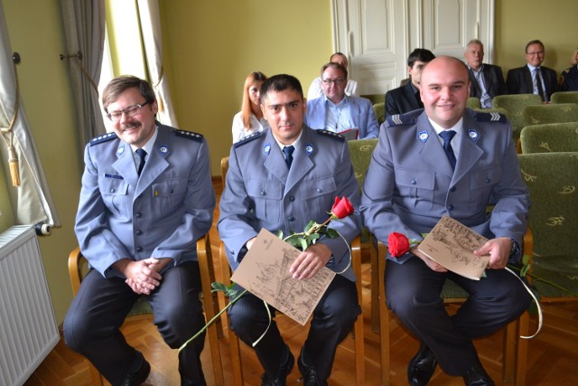 Nagrody dla policjantów od radnych - w środku Maciej Łepek, z prawej Bartłomiej Studziński