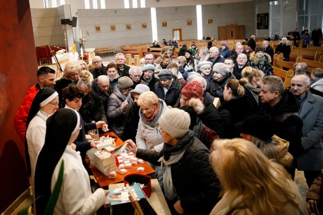 Siostry Dominikanki, które prowadzą Dom Chłopaków w Broniszewicach podbijają serca Polaków! Na mszach z ich udziałem były tłumy