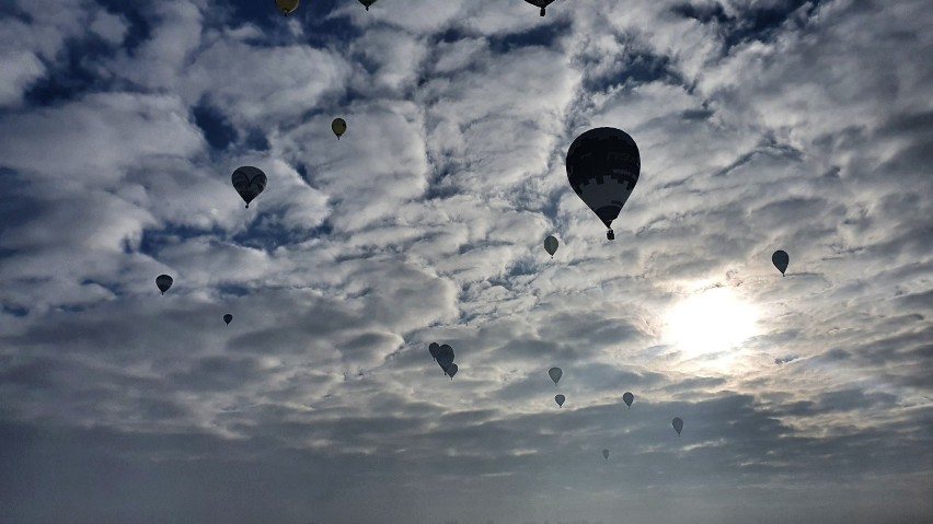 Nowy Targ. Balony opanowały niebo nad stolicą Podhala. 20 balonów lata nad miastem 