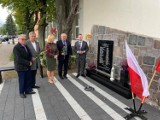 Kartuscy radni dali przykład patriotyzmu - odwiedzili miejsca pamięci w gminie Kartuzy