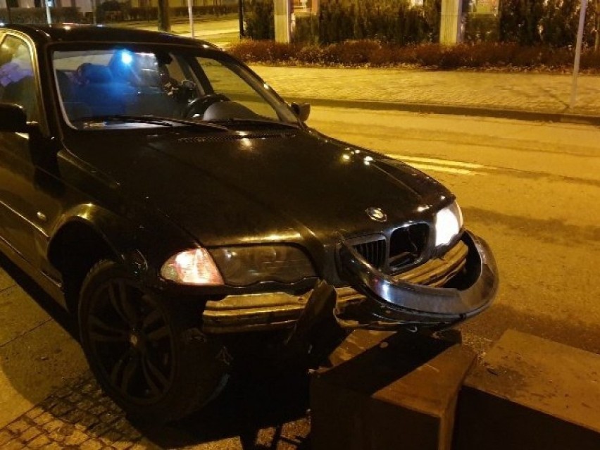 BMW uderzyło w betonowy klocek przy Filharmonii Kaszubskiej w Wejherowie