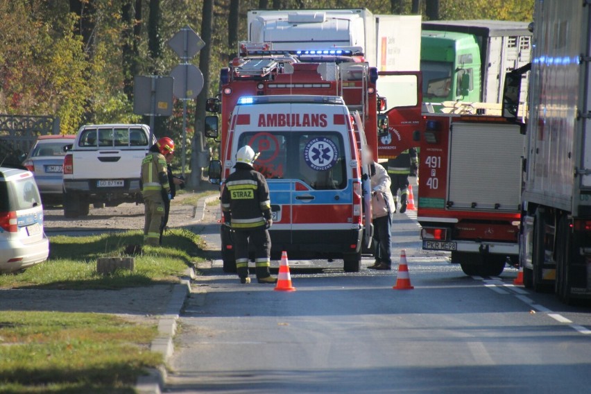 AKTUALIZACJA: Wypadek dwóch aut w Sulmierzycach. Jedna osoba trafiła do szpitala [ZDJĘCIA]