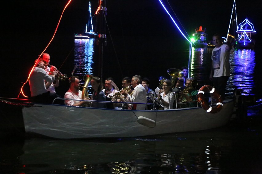 Parada iluminowanych łodzi na wodach Jeziora Wolsztyńskiego.
