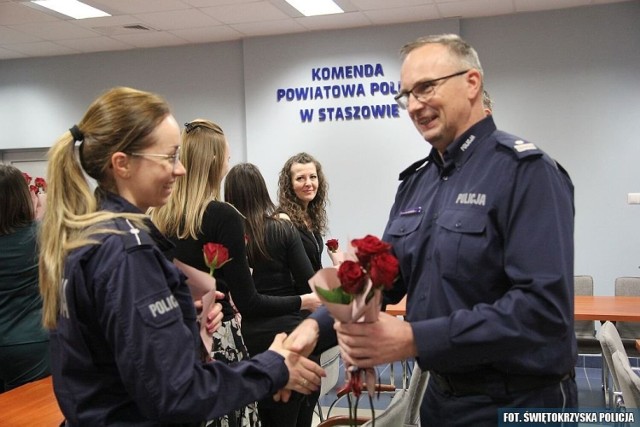 Kwiaty wręcza podinspektor Dariusz Kuroś