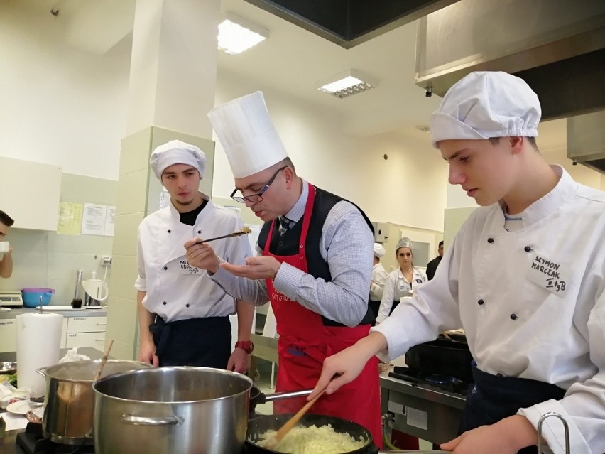 Podobnie, jak przed rokiem, "Pomaganie przez gotowanie!"...