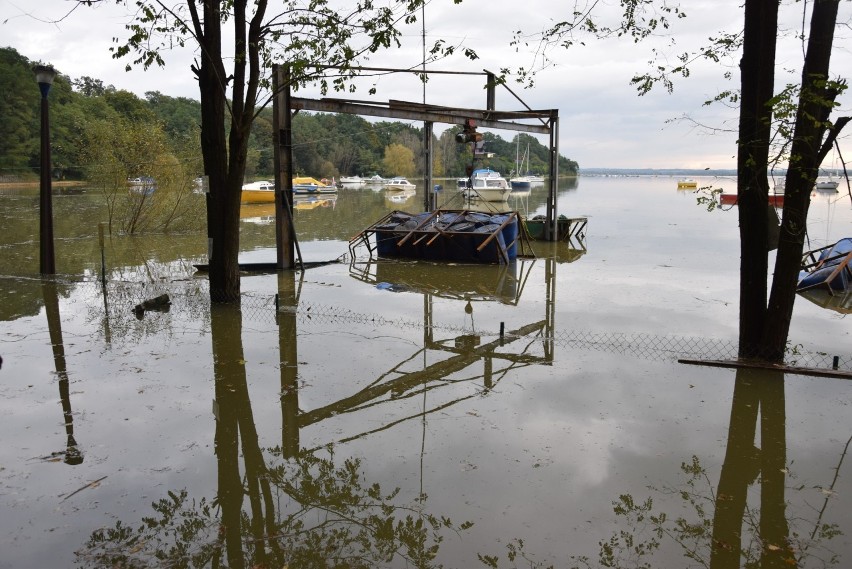 Zbiorniki w Nysie i Otmuchowie przejmują falę powodziową