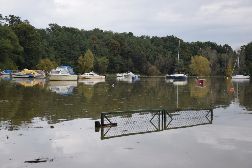 Zbiorniki w Nysie i Otmuchowie przejmują falę powodziową
