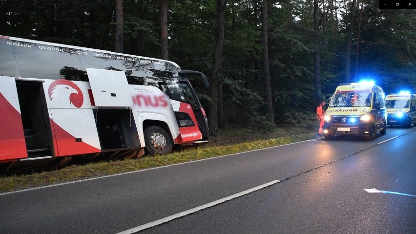 Wypadek w Urszulewie koło Rypina. Zderzenie autobusu linii Grudziądz - Warszawa z samochodem osobowym. Zobacz wideo
