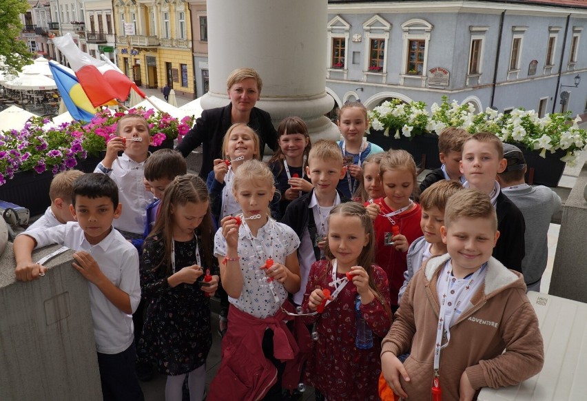 Uczniowie ze Szkoły Podstawowej numer 15 odwiedzili Urząd Miasta w Kielcach. Mogli zasiąść w fotelu prezydenta. Zobacz zdjęcia