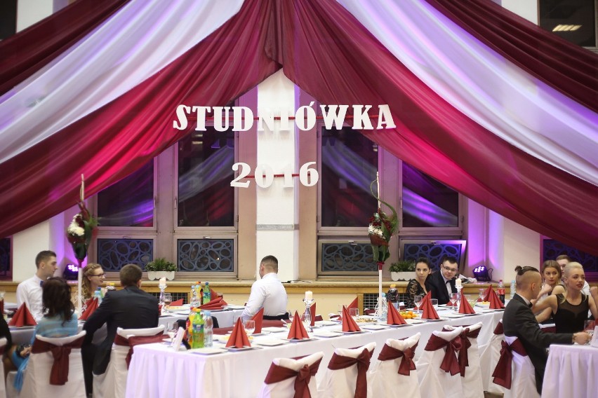 Studniówka 2016 ZSP 4 w Malborku [ZDJĘCIA, WIDEO]. Polonez w wykonaniu uczniów "mundurówki"