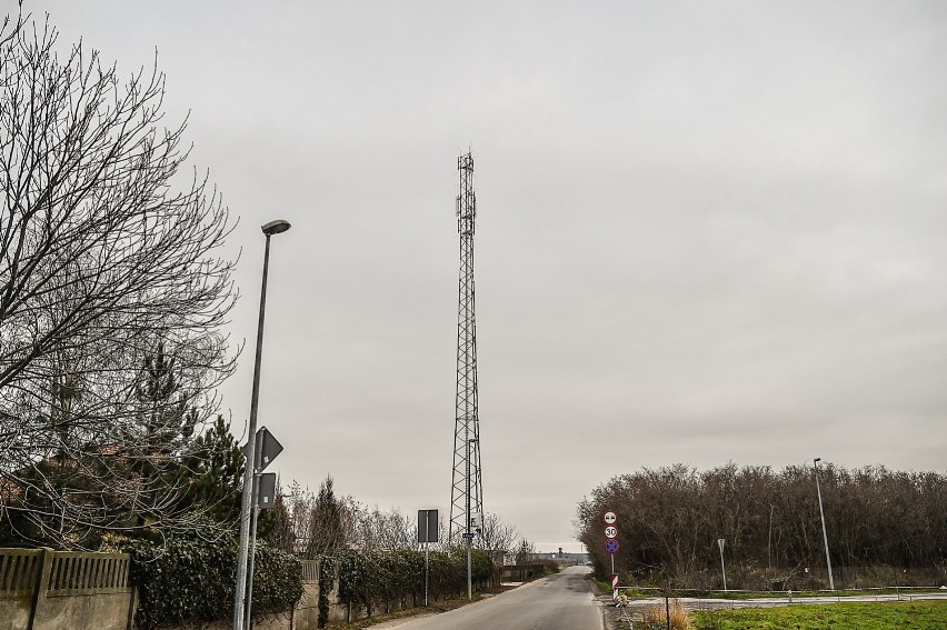 Leszno. Wieża komórkowa na Gronowie. Mieszkańcy są oburzeni i zapowiadają walkę [ZDJĘCIA]