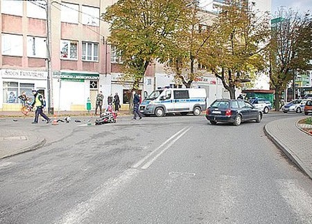 Dąbrowa Górnicza: Wypadek motocyklisty na ul. Kościuszki przy centrum handlowym Pogoria [ZDJĘCIA]