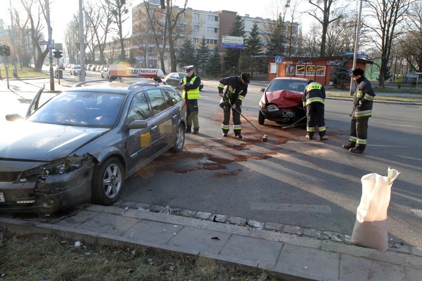 Wypadek taksówki na skrzyżowaniu Borowskiej z Kamienną (ZDJĘCIA)
