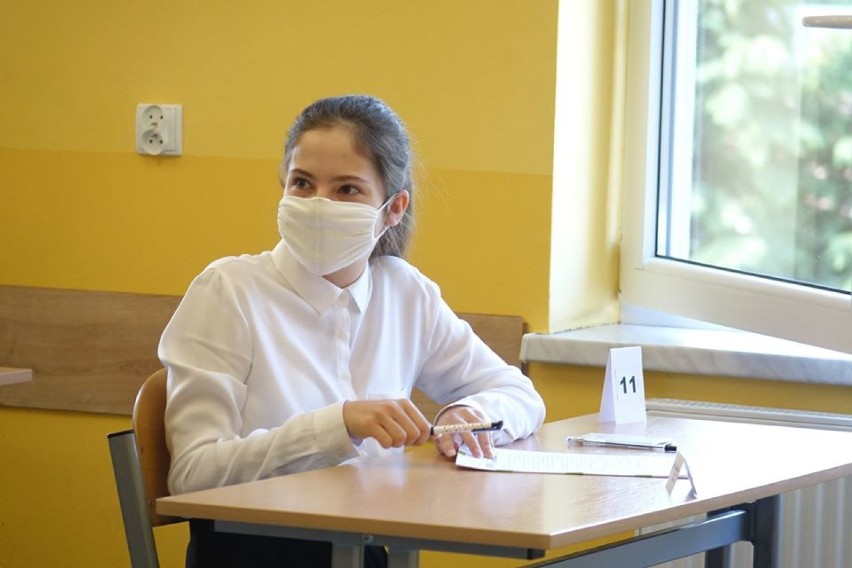 Egzamin klas ósmych w szkołach w Domiechowicach i w gminie Szczerców