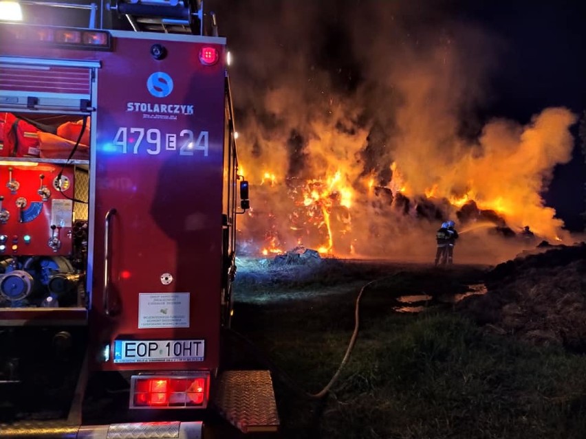 Pożar słomy w Topolicach gasiło jedenaście zastępów straży pożarnej [ZDJĘCIA]