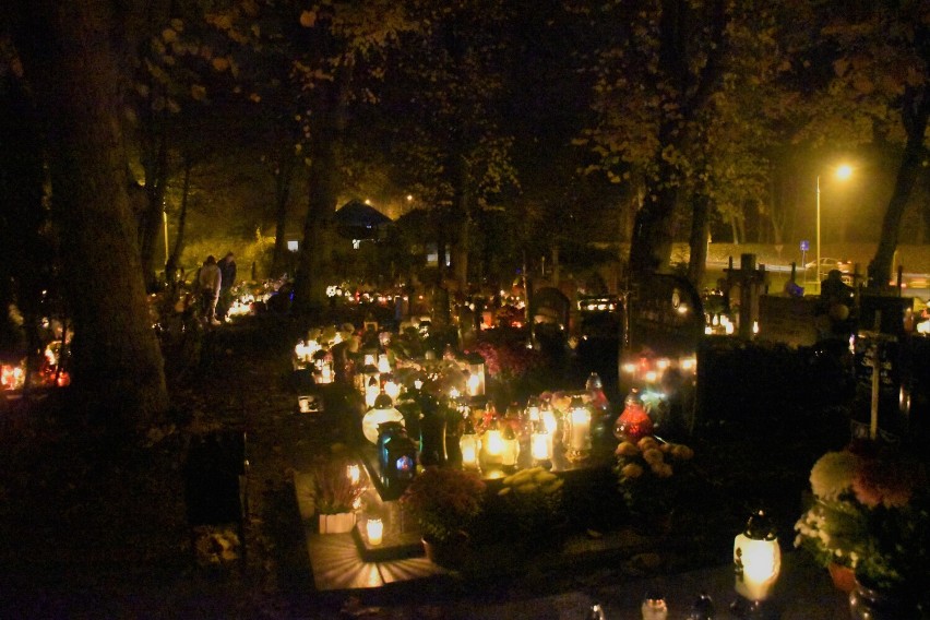Rozświetlony prabucki cmentarz po dniu Wszystkich Świętych i...