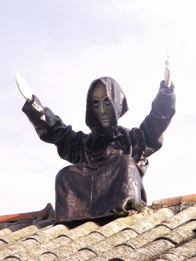 Na dachu jednego z domostw w Mełpinie można zobaczyć tajemniczą postać, która... płacze