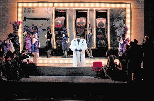 Scena z włoskiej inscenizacji "Candide" zrealizowana  przez uczestników projektu Jutroopra Studio
