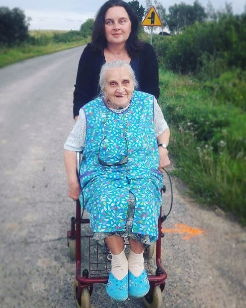 Urodziny pani Janiny. 96-latka szyła maseczki dla lekarzy i była najstarszą wolontariuszką w Polsce (ZDJĘCIA)