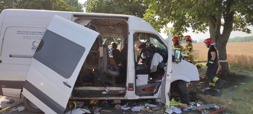 Wypadek drogowy między Stargardem a Dolicami. Bus uderzył w drzewo. Droga jest nieprzejezdna