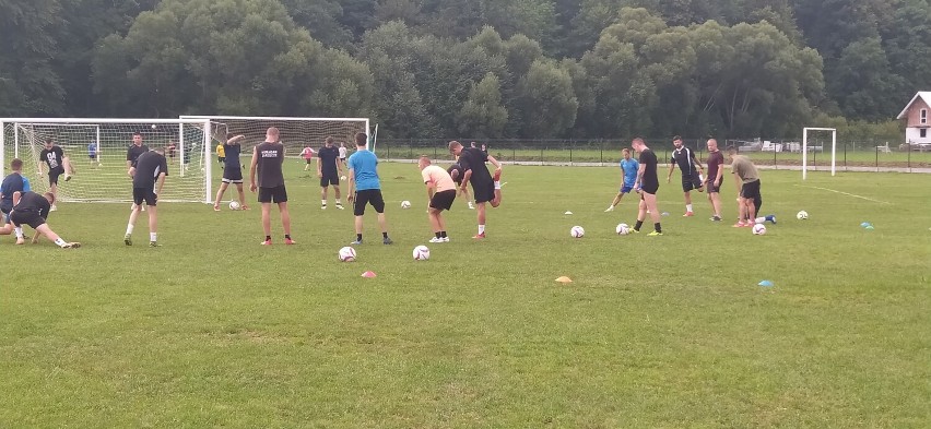 Zawodnicy GKS trenują na stadionie w Dębowcu