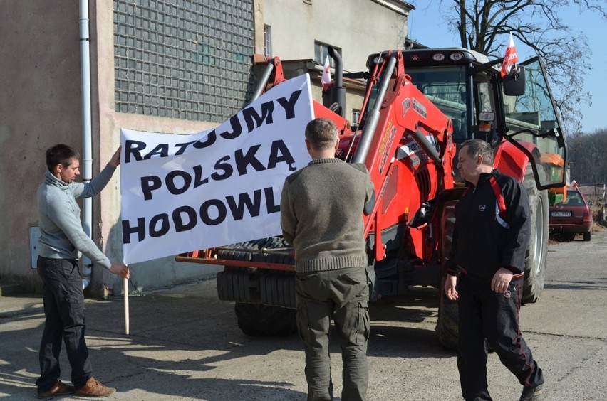 Głogów: Trwa protest rolników. Utrudnienia na ulicach miasta oraz na krajowej „3" i „12"