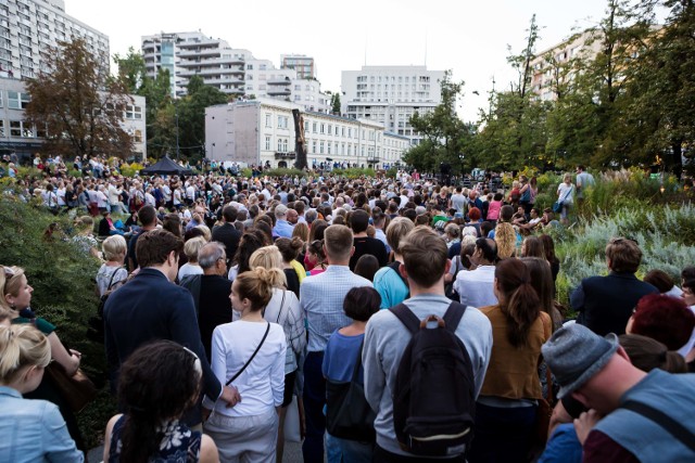 Requiem na placu Grzybowskim. Tłum mieszkańców na plenerowym koncercie [ZDJĘCIA]