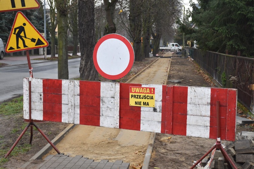 Trwa budowa chodnika w Alejach Wojska Polskiego w Pleszewie