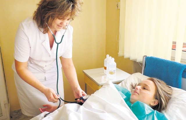 W Szpitalu Powiatowym w Radomsku pracuje obecnie 221 pielęgniarek. Na zdjęciu jedna z nich mierzy ciśnienie pacjentce na oddziale chirurgii