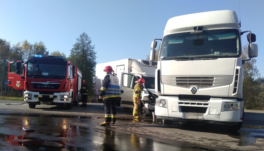 Dąbrowa Górnicza: Zderzenie dostawczaka z tirem, jedna osoba ranna. Droga S1 była zabklokowana.