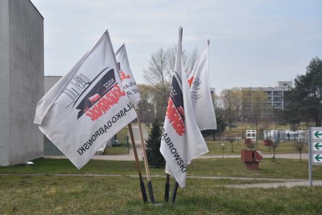 Wypowiedzenia zmieniające zdaniem związkowców mają obniżyć pensje nawet 1/3 personelu. Szpital przekonuje, że nie obniża pensji, tylko zmienia zaszeregowanie pracowników.