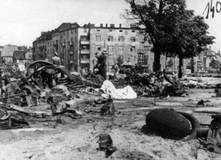 Szczątki Pe-2 pokryły cały dawny plac Kościuszki w Poznaniu (obecnie skrzyżowanie ulic Garbary i Królowej Jadwigi). Część fotografii jest tak drastyczna, że nie nadaje się do publikacji - Fot. Centralne Archiwum Wojskowe