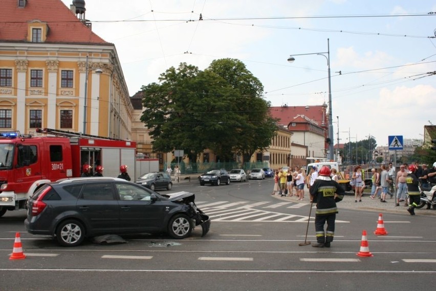 Wrocław: Kobieta w ciąży ucierpiała w wypadku na Grodzkiej (ZDJĘCIA)
