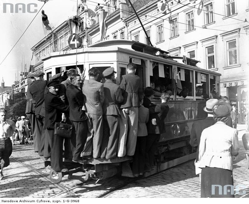 Autobusy i tramwaje w Warszawie na przestrzeni dziejów [ZDJĘCIA]