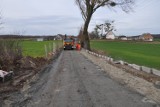 Prace przy remontach lokalnych dróg w gminie Dzierzgoń trwają w najlepsze mimo epidemii
