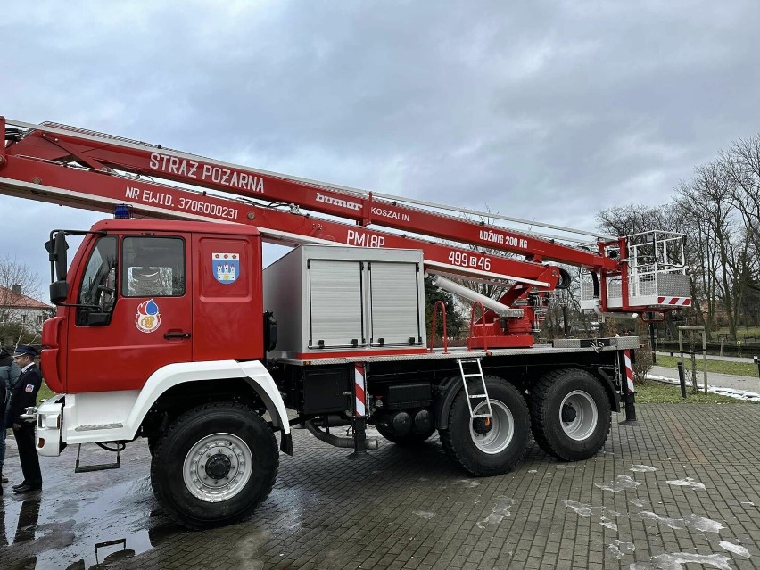Druhowie z OSP Nowy Dwór Gdański otrzymali  pojazd ratowniczy - podnośnik Star SH18