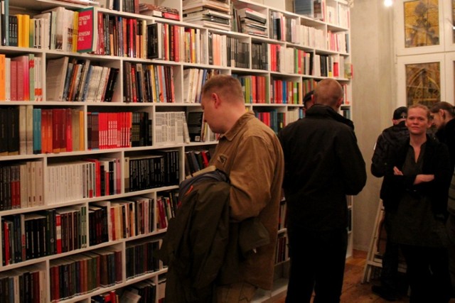 Poznańscy anarchiści otworzyli księgarnię w kupionym przez ...