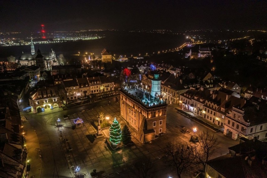 Sandomierz nocą w świątecznej szacie jest zachwycający. W...