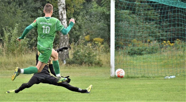 V liga piłkarska w Małopolsce, grupa zachodnia: KS Chełmek - Karpaty Siepraw 4:0. Na zdjęciu: Kamil Majka zdobywa swoją pierwszą bramkę dla Chełmka.