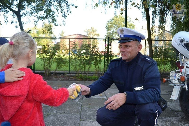 Malbork: Policjanci uczą dzieciaki, jak się zachować na drodze