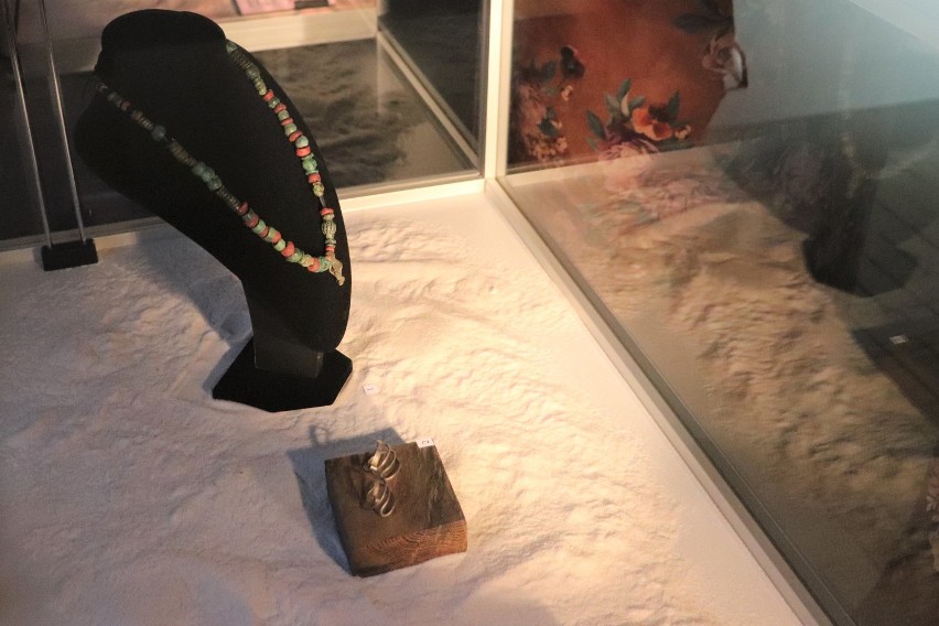 Wystawa naszyjników szklanych od Egiptu po Skandynawię [zdjęcia]