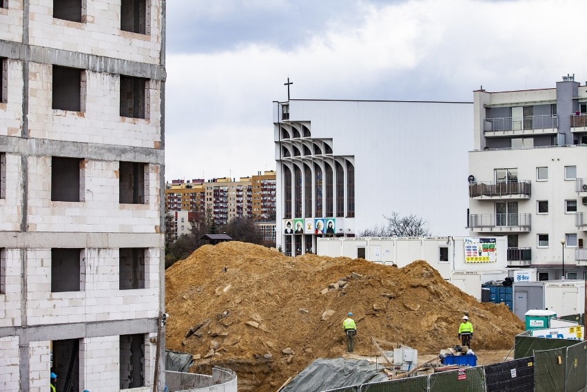Budowa nowego bloku w Czyżynach, w rejonie dawnego pasa...