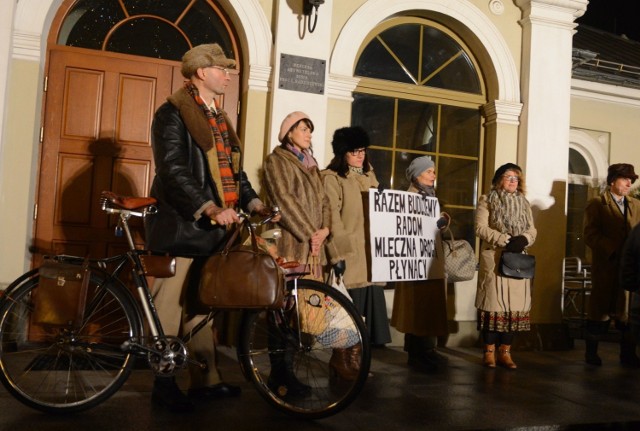 Uczestnicy spaceru po Radomiu ustawili się w kolejce pod dawnym sklepem „Kasia”, by poczuć klimat PRL.