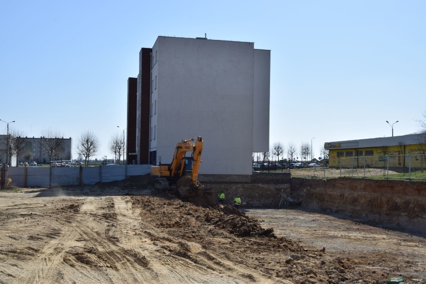 Ruszyła budowa kolejnego bloku mieszkalnego w rejonie ul. Sadowej w Wieluniu FOTO