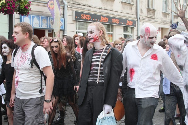 Zombie Walk na Piotrkowskiej w Łodzi

Zombie Walk na Piotrkowskiej w Łodzi [ZDJĘCIA]