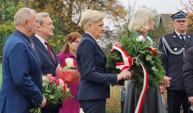 Senator RP prof. Józef Zając, wicewojewoda lubelski Bolesław Gzik, a także wójt gminy Krasnystaw Edyta Gajowiak – Powroźnik oraz inni uczestnicy uroczystości złożyli kwiaty pod tablicą patrona Franciszka Żurka  w Krynicy.