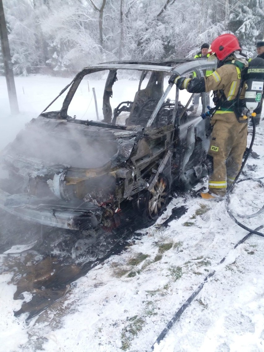 Funkcjonariusze z Komendy Powiatowej Straży Pożarnej w Sejnach i druhowie z Krasnopola gasili pożar samochodu